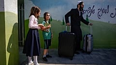 Alguns dos israelitas que abandonaram a cidade de Sderot, no domingo, 15 de outubro de 2023