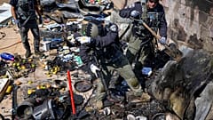 Die israelische Polizei löscht ein Feuer nach einem Raketeneinschlag in Sderot, im Süden Israels