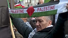 Ein Demonstrant in Amsterdam