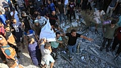 انتشال جثث من تحت انقاض المباني المهدمة في غزة