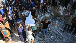 انتشال جثث من تحت انقاض المباني المهدمة في غزة