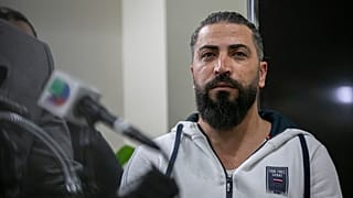 عدي الفيوم، والد وديع الفيوم، 6 سنوات، يحضر مؤتمرا صحفيا في مركز الجالية الإسلامية في الجانب الشمالي الغربي من شيكاغو، الأحد 15 أكتوبر 2023.