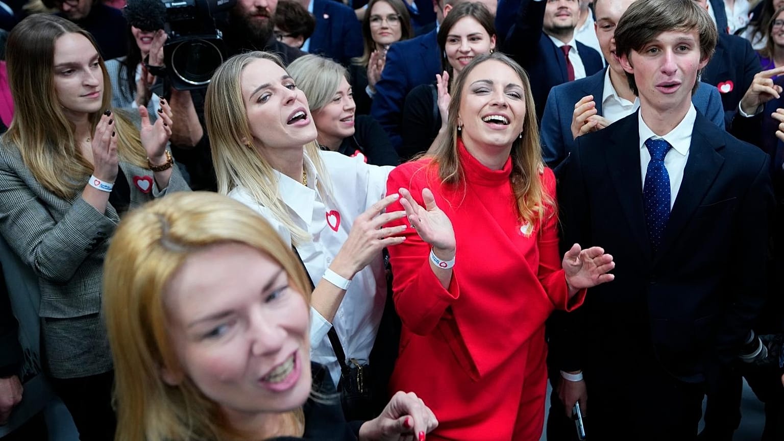 Anhänger des ehemaligen polnischen Ministerpräsidenten Donald Tusk feiern am Sonntag, 15\. Oktober 2023, in der Parteizentrale in Warschau, Polen. 