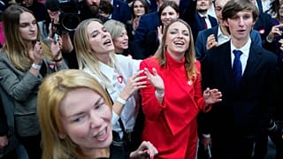 Les partisans de Donald Tusk, ancien premier ministre polonais, célèbrent au siège de son parti à Varsovie, Pologne, dimanche 15 octobre 2023\.