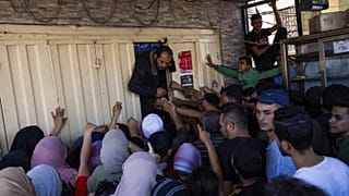 Tülekedés kenyérért egy pékségnél a gázai Khan Younisban