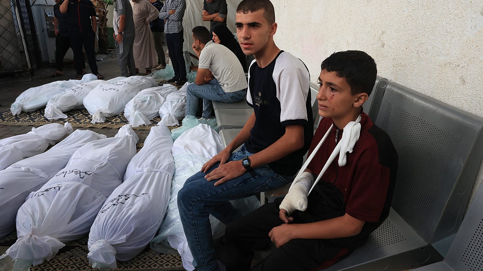 Doentes e cadáveres partilham o mesmo espaço num hospital em Rafah, na Faixa de Gaza