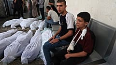 Doentes e cadáveres partilham o mesmo espaço num hospital em Rafah, na Faixa de Gaza