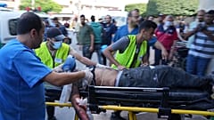 Ein Verletzter wird in ein Krankenhaus in Deir al-Balah (Gazastreifen) eingeliefert