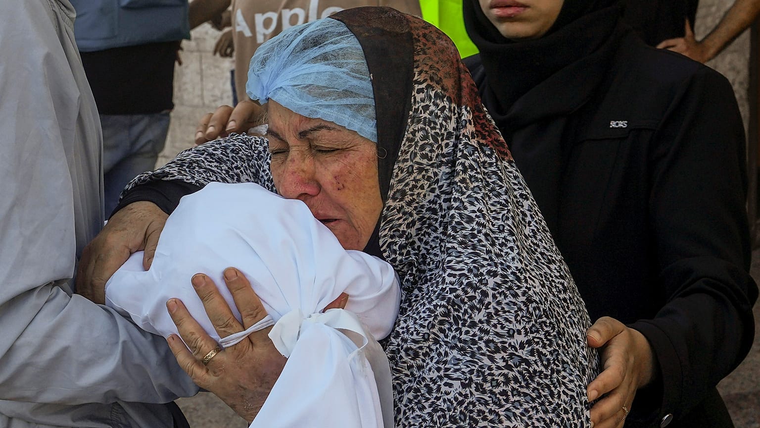 امرأة فلسطينية تبكي فوق جثمان طقل قتل جراء القصف الإسرائيلي على مدينة دير البلح في غزة