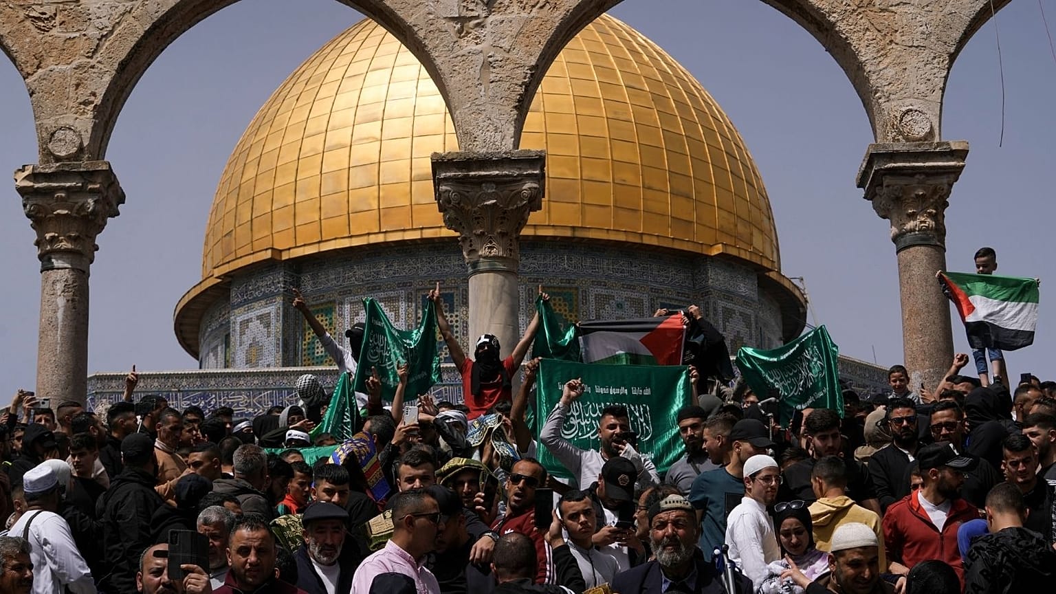 فلسطینی‌ها در ماه رمضان مصادف با هفتم آوریل ۲۰۲۳، پرچم فلسطین و پرچم گروه شبه‌نظامی حماس را در قبه‌الصخره در محوطه مسجد الاقصی در دست دارند.