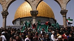 فلسطینی‌ها در ماه رمضان مصادف با هفتم آوریل ۲۰۲۳، پرچم فلسطین و پرچم گروه شبه‌نظامی حماس را در قبه‌الصخره در محوطه مسجد الاقصی در دست دارند.