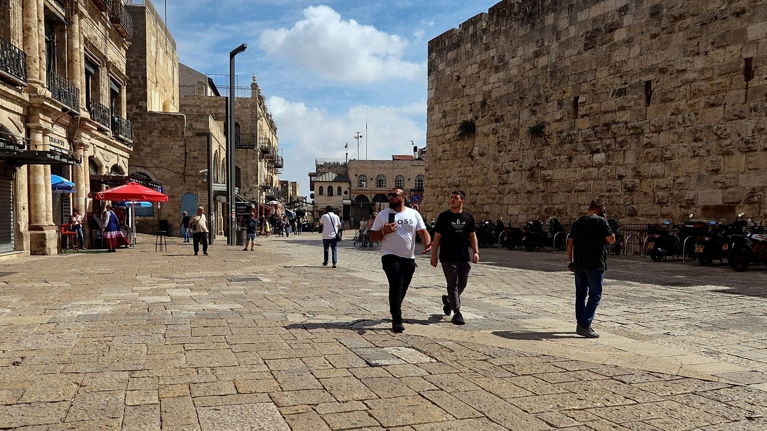 Des personnes entrent dans la vieille ville de Jérusalem par la porte de Jaffa, alors que le conflit fait des ravages dans le secteur du tourisme 11 octobre 2023\. 