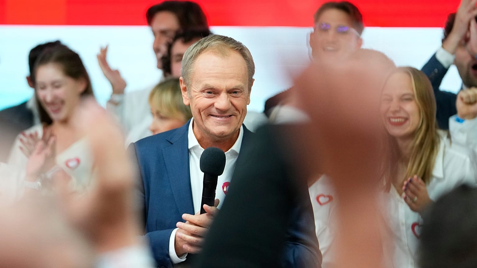 Лидер "Гражданской платформы" Дональд Туск может вновь занять кресло премьера, несмотря на то, что его партия показала лишь второй результат.