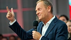 Donald Tusk, ex primer ministro polaco, se dirige a sus seguidores en la sede de su partido en Varsovia, Polonia