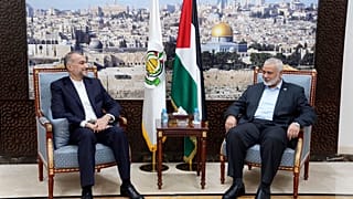 El ministro de Asuntos Exteriores iraní, Hossein Amir-Abdollahian, y el jefe del politburó de Hamás, Ismail Haniyeh, se reúnen en Qatar, 14 de octubre de 2023.