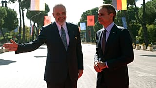 Ο πρωθυπουργός της Αλβανίας Έντι Ράμα υποδέχεται τον Έλληνα πρωθυπουργό Κυριάκο Μητσοτάκη στα Τίρανα