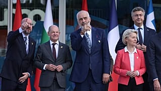 Az Európai Bizottság elnöke, Ursula von der Leyen (pirosban) is részt vesz az európai politikusok csúcstalálkozóján Tiranában 2023.10.16-án.  