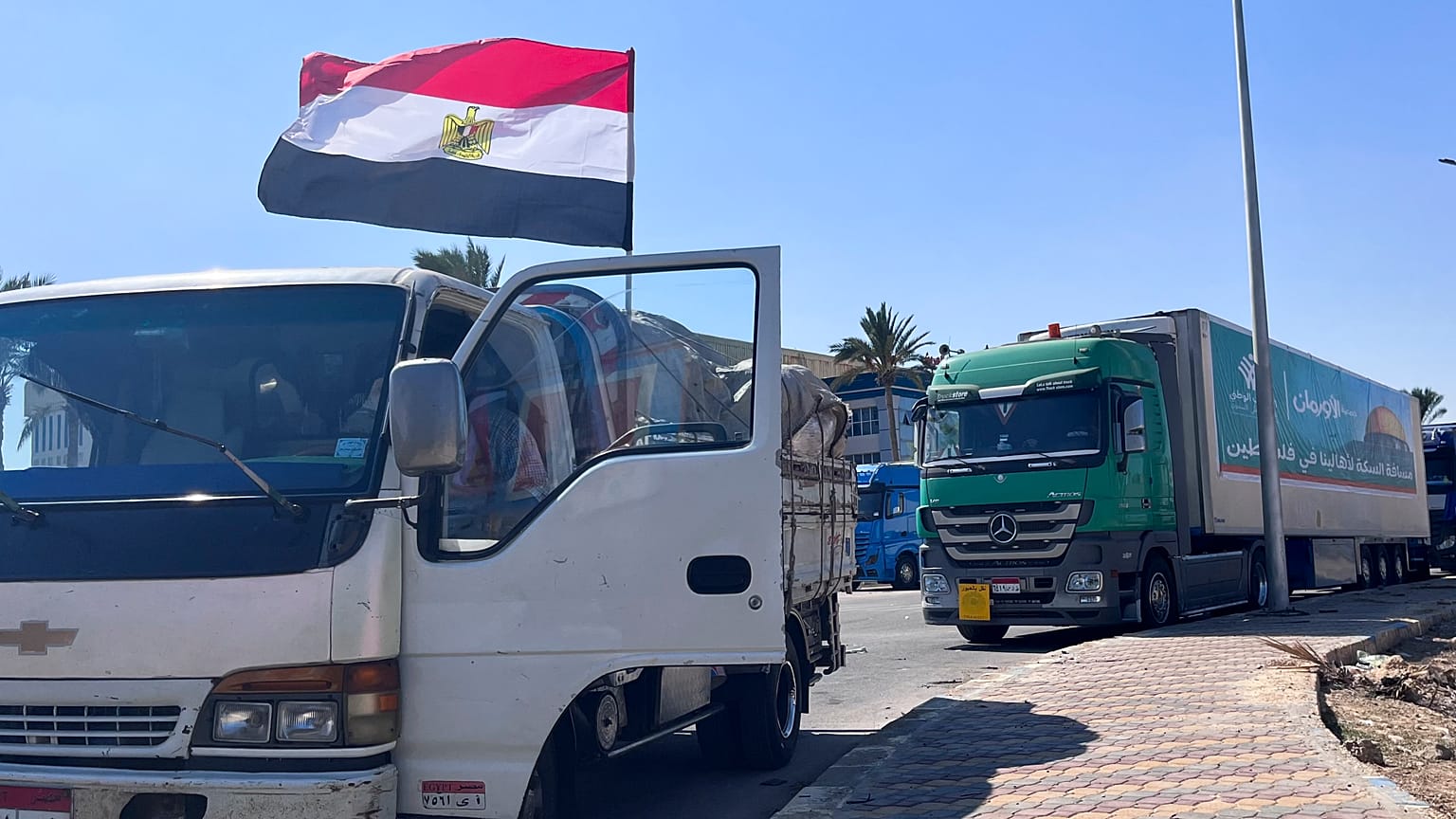 قافلة مساعدات تنتظر في العريش على الحدود المصرية مع غزة من أجل السماح لها بالدخول إلى القطاع