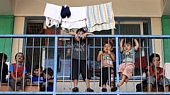 Kinder geflüchteter Palästinenser, die in einer von den Vereinten Nationen in Chan Junis betriebenen Schule Zuflucht gefunden haben,.
