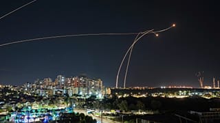 Il sistema di difesa aerea israeliano Iron Dome spara per intercettare un razzo lanciato dalla Striscia di Gaza, ad Ashkelon, Israele, martedì 17 ottobre 2023.