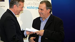 Ο ΠΑΡΙΣ ΚΑΛΗΜΕΡΙΔΗΣ ΠΑΡΑΛΑΜΒΑΝΕΙ ΔΗΜΟΣΙΟΓΡΑΦΙΚΟ ΒΡΑΒΕΙΟ ΑΠΟ ΤΟΝ ΓΙΑΝΝΗ ΙΩΑΝΝΙΔΗ