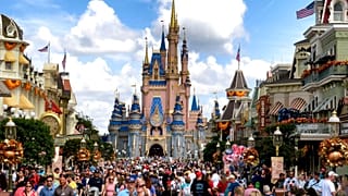 O primeiro parque de diversões Disney foi criado em 1955, mas a Disneyland de Orlando, na Flórida (na foto), só nasceu em 1971