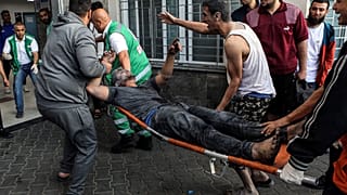 وصول جريح فلسطيني إلى مستشفى الشفاء في غزة. 2023/10/16