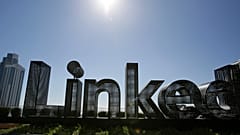 ARCHIVO - Una escultura en una terraza fuera de las oficinas de LinkedIn se muestra el 22 de septiembre de 2016, en San Francisco, California en los EE.UU..