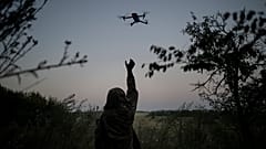 طيار أوكراني يطلق طائرة استطلاع مسيرة في منطقة لوهانسك، أوكرانيا. 2023/08/19