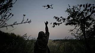 طيار أوكراني يطلق طائرة استطلاع مسيرة في منطقة لوهانسك، أوكرانيا. 2023/08/19