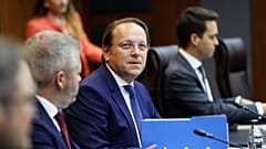 EU-Kommissar Olivér Várhelyi wurde heftig kritisiert, weil er die Aussetzung "aller Zahlungen" an die palästinensischen Behörden angekündigt hatte.