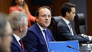 El Comisario europeo Olivér Várhelyi fue duramente criticado por anunciar la suspensión de "todos los pagos" a las autoridades palestinas.