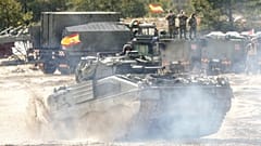 Ein spanisches gepanzertes Fahrzeug fährt während der NATO-Militärübungen Crystal arrow 2022 auf dem Adazi-Militärgelände in Lettland, 11\. März 2022\. 