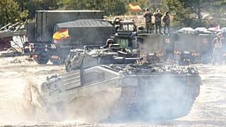 Испанский бронетранспортёр во время военных учений НАТО "Хрустальная стрела 2022" на Адажском полигоне в Латвии, 11 марта 2022 года. 
