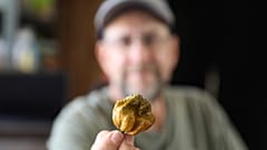 Ed Currie hält eine seiner Pepper X-Schoten hoch, die vom Guinness-Buch der Rekorde zur schärfsten Schote der Welt gekürt wurde.
