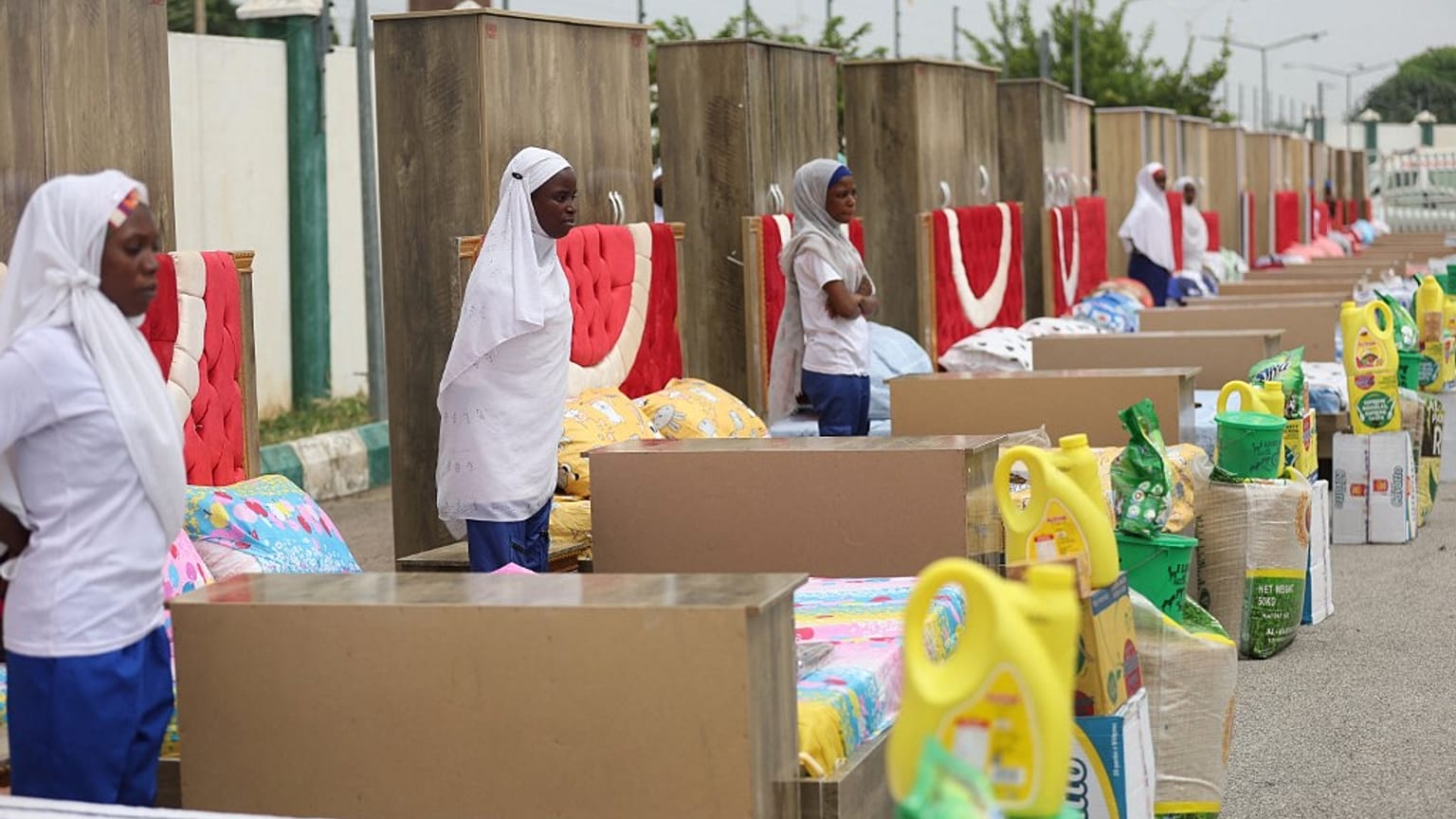 Noivas ao lado das prendas de casamento oferecidas pelo governo de Kano