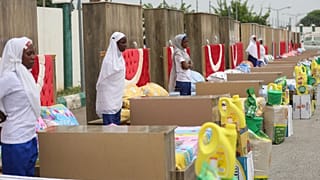 Noivas ao lado das prendas de casamento oferecidas pelo governo de Kano