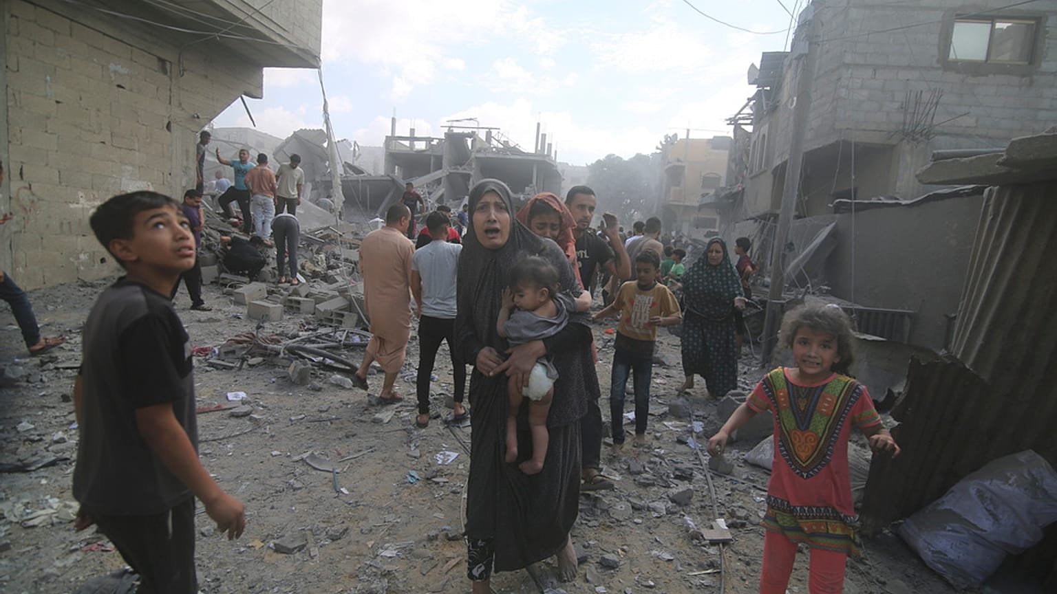 Gazze'de bombardımandan kaçıp Mısır sınırındaki Refah'a gitmeye çalışan Filistinliler