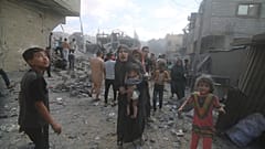 Gazze'de bombardımandan kaçıp Mısır sınırındaki Refah'a gitmeye çalışan Filistinliler