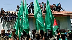 Maskierte Hamas-Kämpfer schwenken grüne islamische Fahnen während einer Solidaritätskundgebung mit palästinensischen Mitbürgern in Jerusalem, 30\. April 2021.