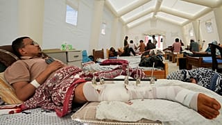 Палатки для размещения раненых во дворе больницы в городе Дейр-эль-Балах в секторе Газа.