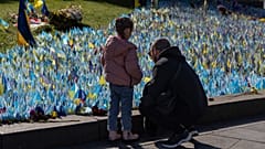 Családtagok az Oroszország elleni háborúban elesett ukrán katonák emlékművénél Kijevben 2023. október 17-én