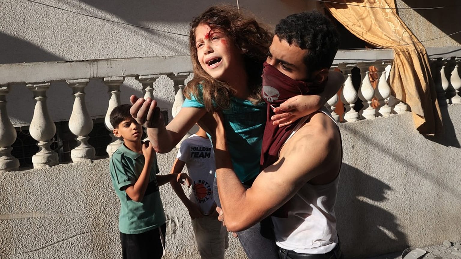 Una bambina palestinese ferita