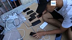 Palästinenser laden Handys auf