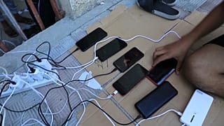Зарядить телефон можно только в больнице