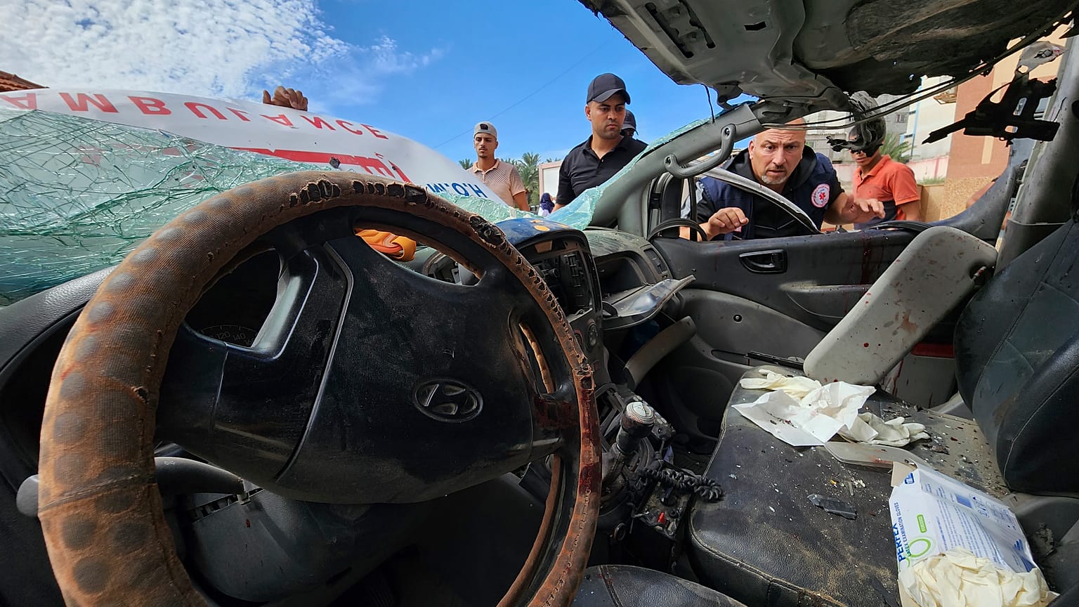 سيارة إسعاف فلسطينية تضررت من جراء القصف الإسرائيلي على مدينة خان يونس في قطاع غزة