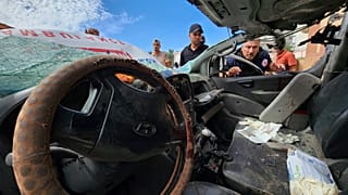 سيارة إسعاف فلسطينية تضررت من جراء القصف الإسرائيلي على مدينة خان يونس في قطاع غزة