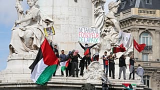 ت��اهرة مناصرة للفلسطينين بالقرب من تمثال الجمهورية في باريس، فرنسا