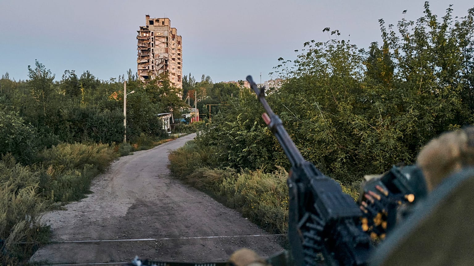A donyecki Avdijivka a távolból, egy ukrán állásból 2023. augusztus 18-án