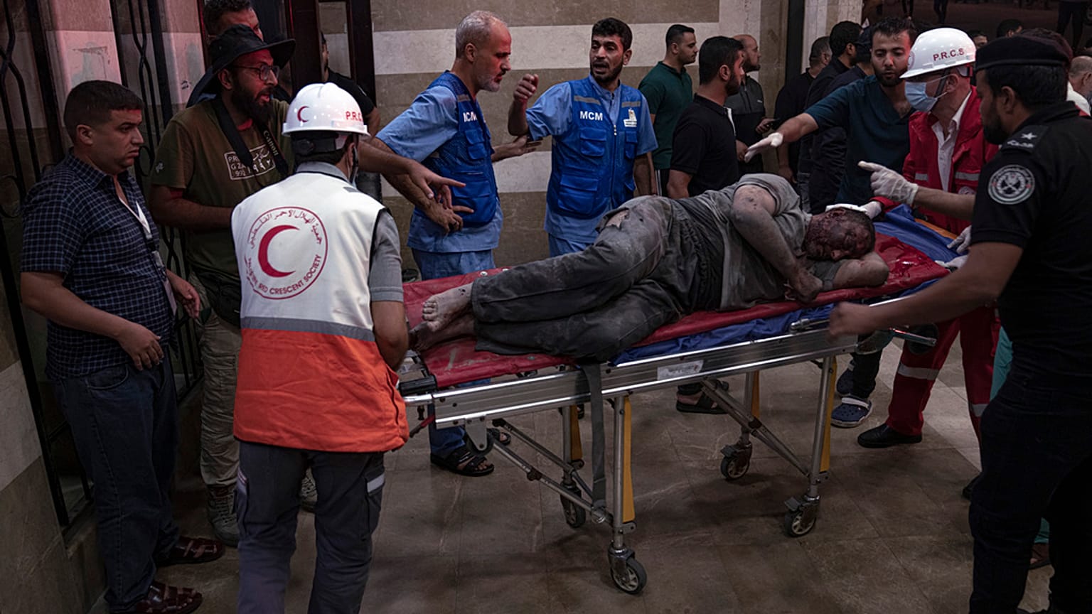 Un herido llega a un hospital de Gaza
